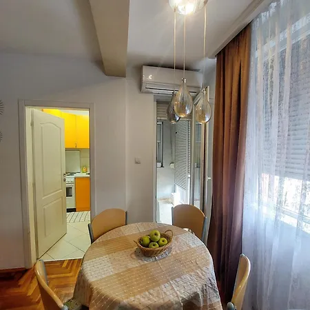 Stan Na Dan Sara - U Blizini Centra Grada