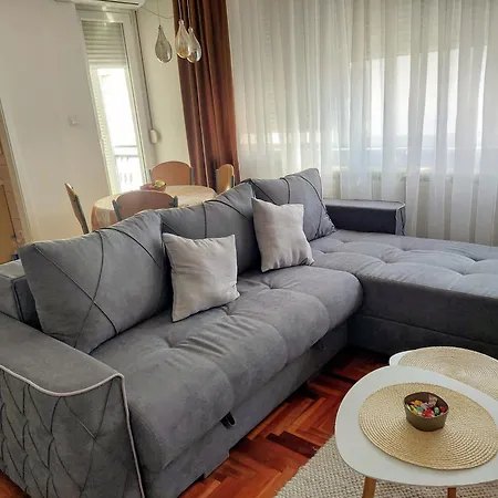 Апартаменты Stan Na Dan Sara - U Blizini Centra Grada Нови-Сад